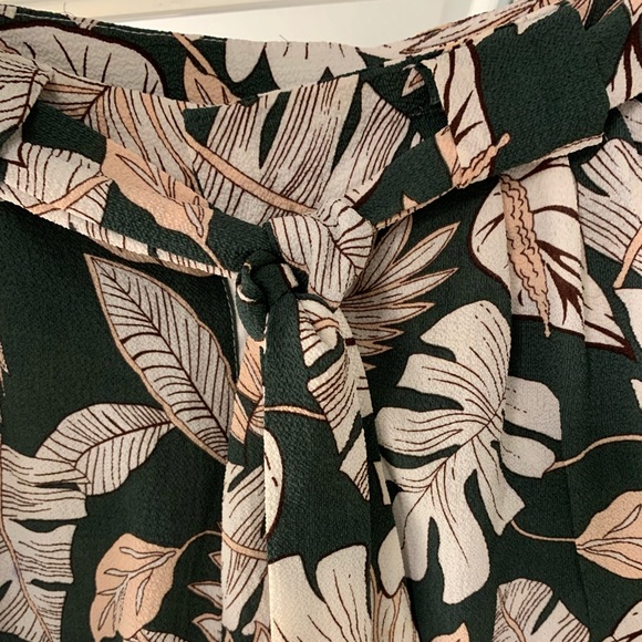 Floral Flowy Shorts - Picture 2 of 3